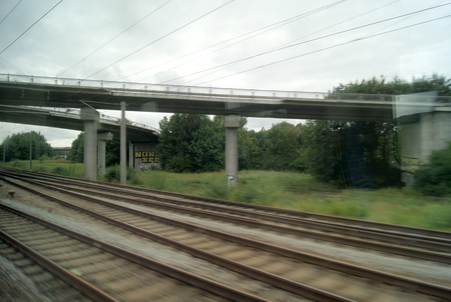 Gleise, die unter der Straßenüberführung hindurch führen.